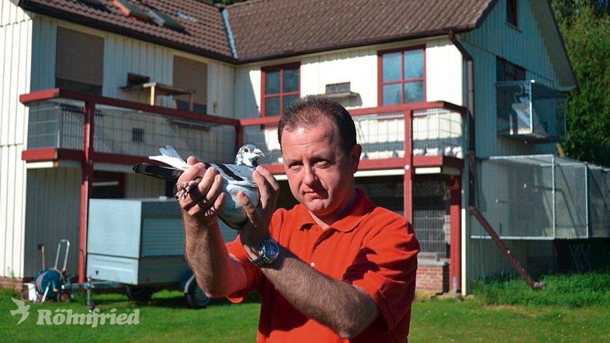 Alfred Berger mit einer Brieftaube